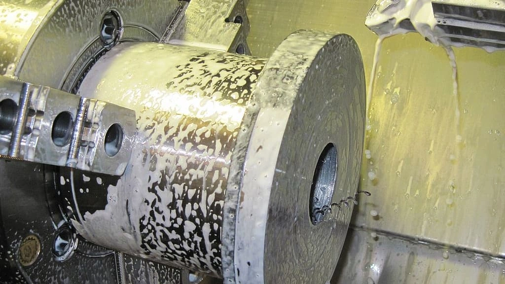 A turning tool shaping the workpiece with a large diameter 